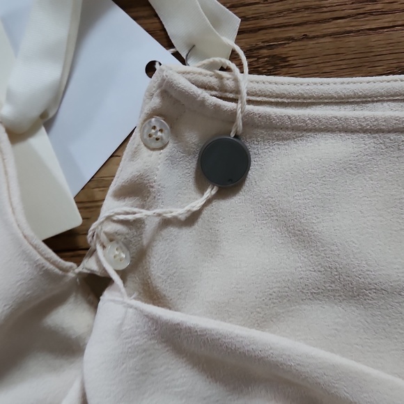 Cream colored top - Picture 4 of 10